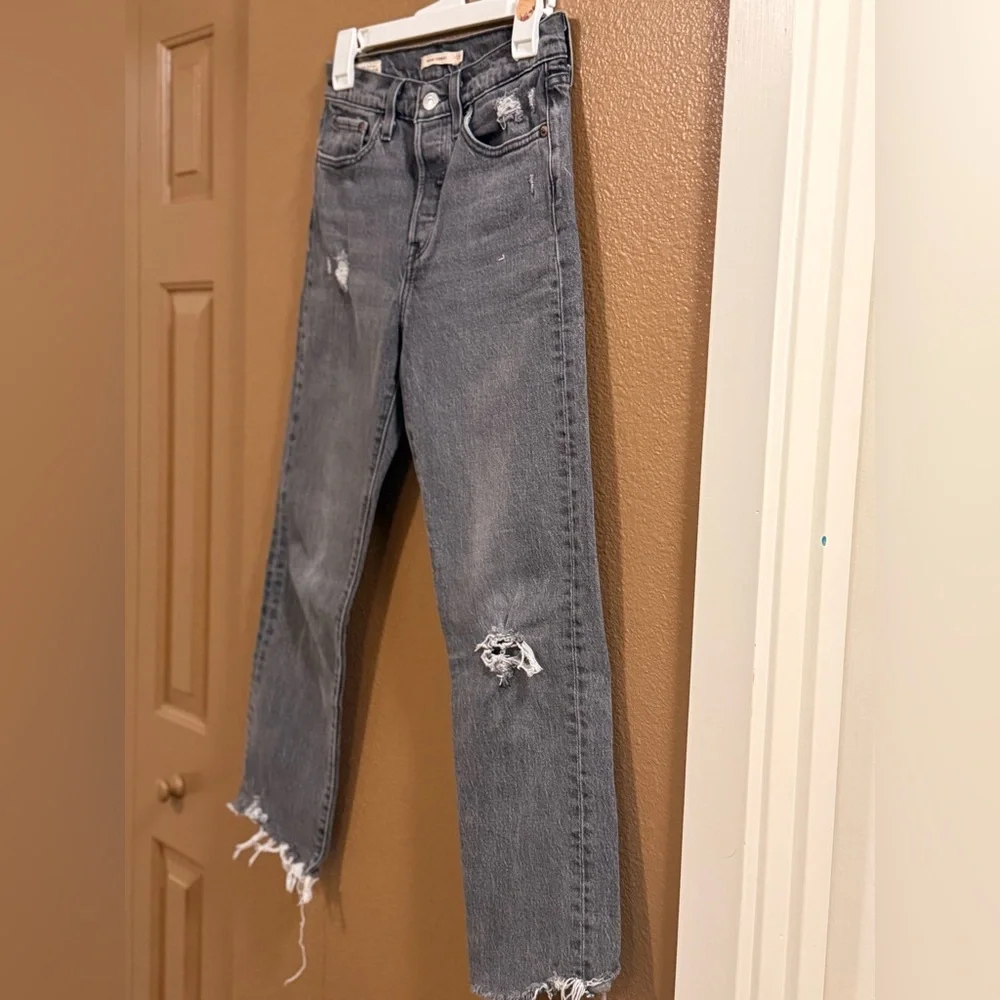 Levi's Women's Wedgie Black Straight Leg Denim, lightly distressed. W25xL26. - Picture 4 of 11